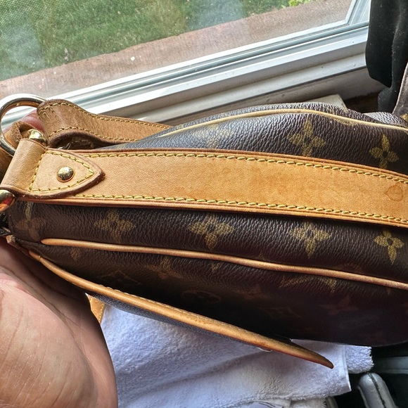Louis Vuitton monogram bag in Excellent condition with purchase LV lock and key. - Picture 8 of 17